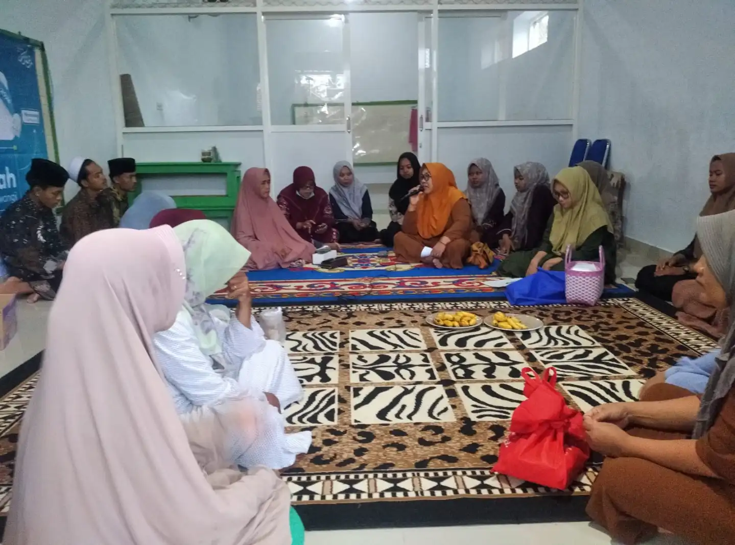 MUSLIMAT ANAK RANTING LATENG GELAR PERTEMUAN RUTIN RAMADHAN, BERBAGI TAKJIL DAN BUKA BERSAMA