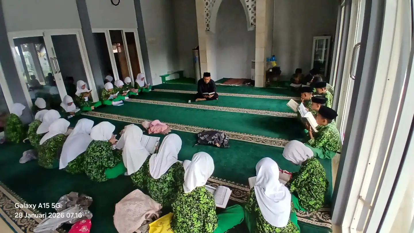 MI ISLAMIYAH ROGOJAMPI PERKUAT BUDAYA BACA AL-QUR’AN MELALUI PROGRAM BTA