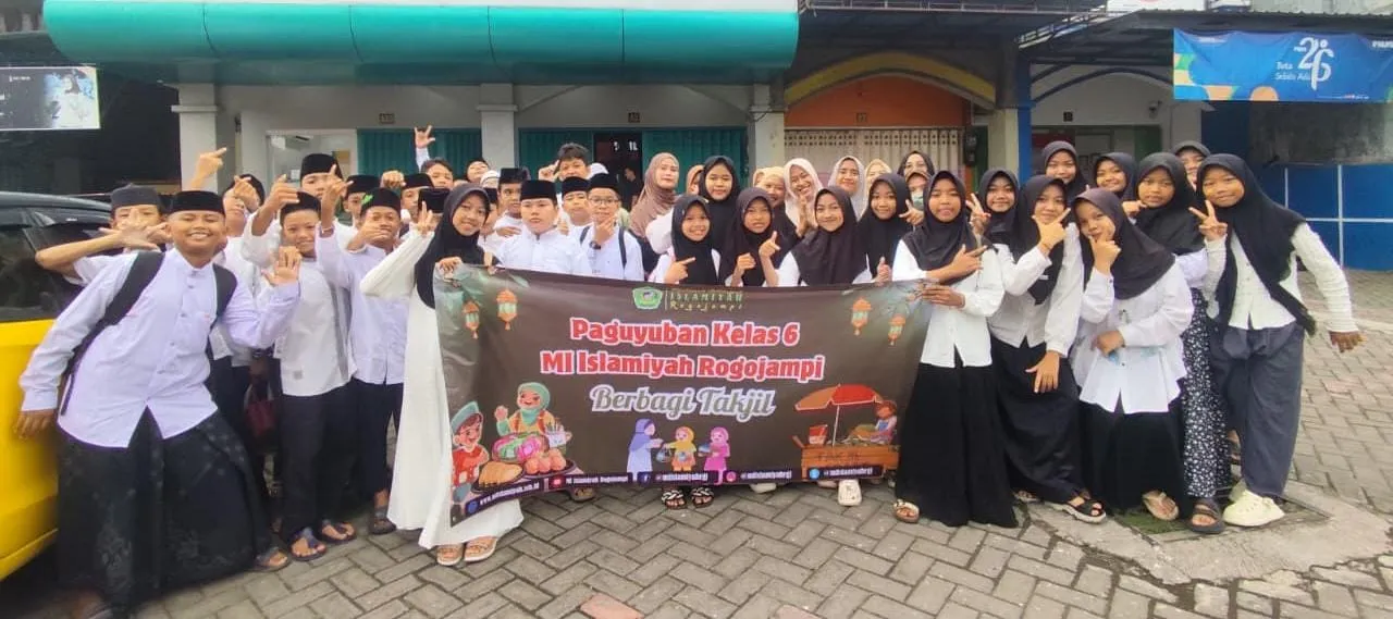 SINERGI TIGA KELAS MI ISLAMIYAH ROGOJAMPI TEBAR TAKJIL DI JALAN RAYA, DIDIK SISWA BERBAGI SEJAK DINI