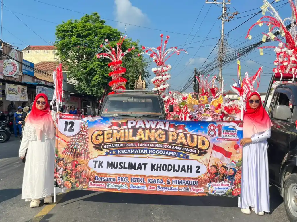 RIBUAN ANAK PAUD ROGOJAMPI IKUTI PAWAI GEMILANG SAMBUT MILAD RASUL DAN HUT RI