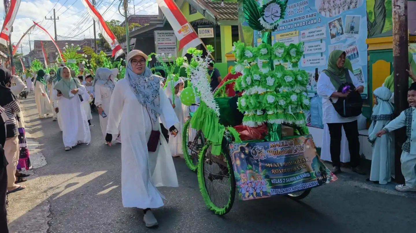 MERIAH DAN KHIDMAT, MI ISLAMIYAH ROGOJAMPI GELAR KIRAB MAULID NABI MUHAMMAD SAW 1448 H