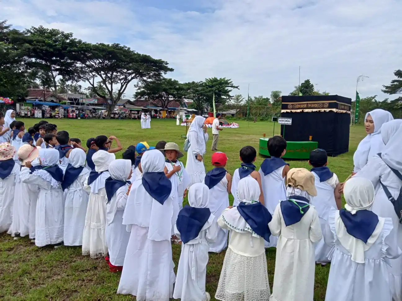 MANASIK HAJI CILIK PAUD MUSLIMAT KHODIJAH 157 ROGOJAMPI, MEMBASUH RINDU KE TANAH SUCI DI LAPANGAN LUGJAG
