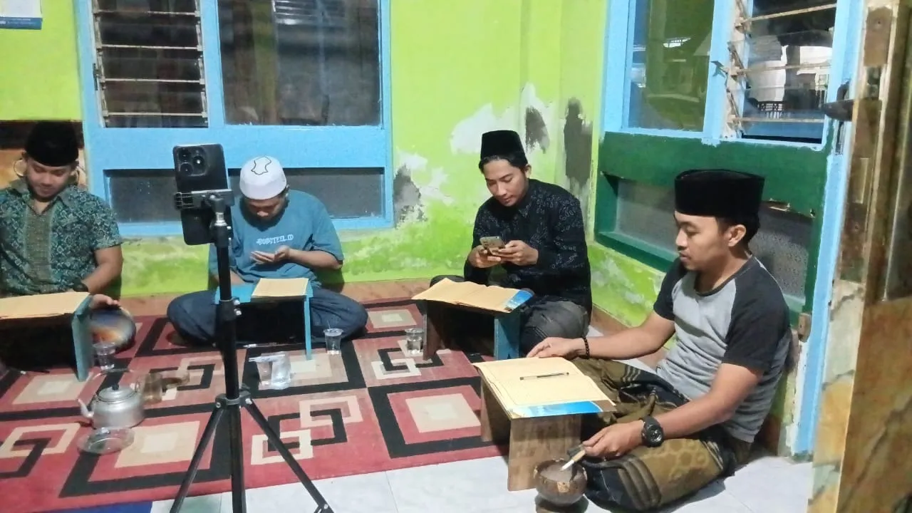 MEMUNGUT MUTIARA DI JAJANG SURAT: MENYEIMBANGKAN DUNIA DAN CAHAYA SUFI